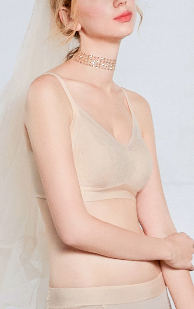 Angled view of a beige contour bra with wide sidebands for a back-smoothing effect.
