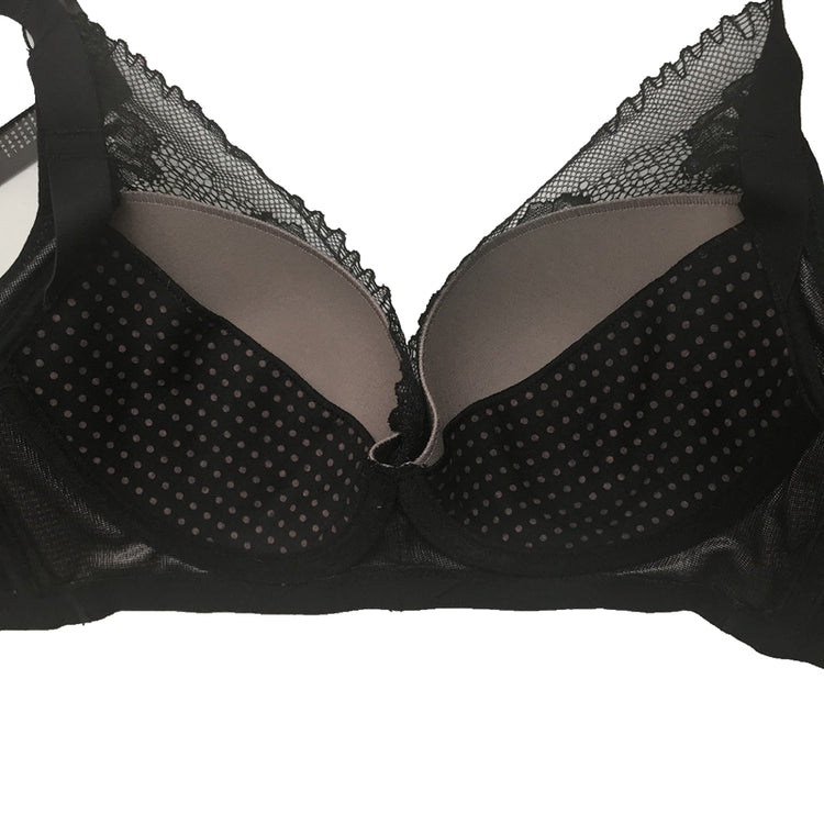 Detailed close-up of the V-shaped front with thin contour cups for smooth shaping and enhanced comfort.